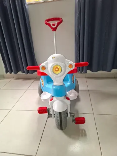 Triciclo Velocita Calesita com Empurrador 