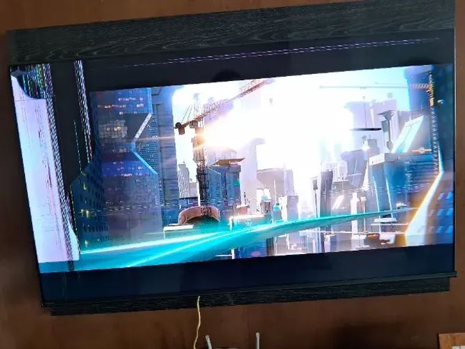 TV 55" Hisense para retirada de peças (tela com defeito)