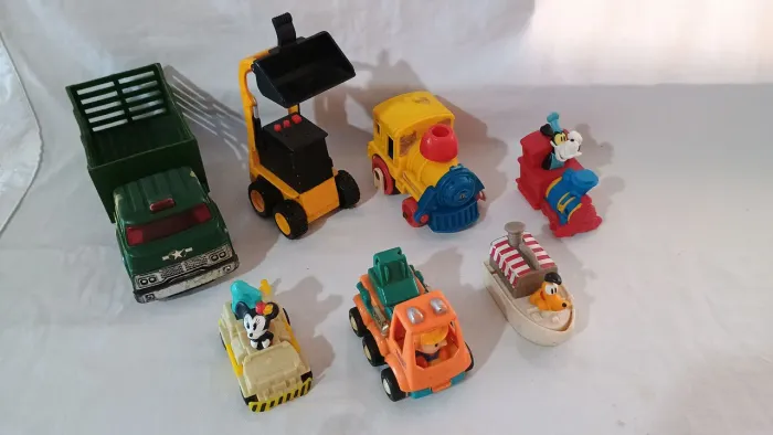 Lote de mini veículos bem antigos