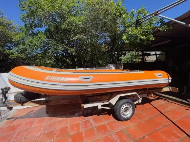 Barco inflável com motor e carreta