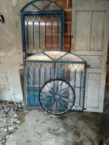 Conjunto de porta, janela colonial e vitrô com vidro canelado , motivo desocupar espaço
