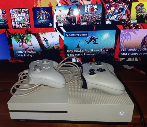Xbox one s, com 2 controles, 4 jogos e 2 baterias para controle 