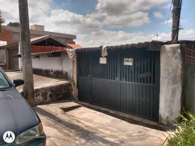 Venda casa com terenos murado nos fundos .