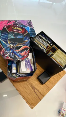 Lote cartas pokémon com caixa de metal