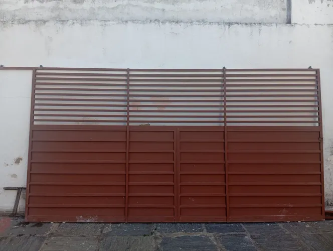 Portão de alumínio grande.