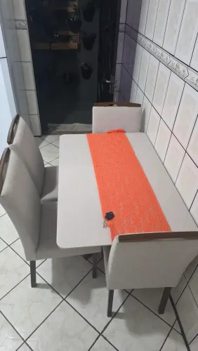 Mesa usada e em bom estado 4 cadeiras estofadas