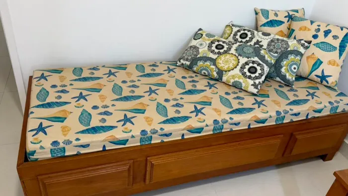 Conjunto camas solteiro madeira maciça + mesa
