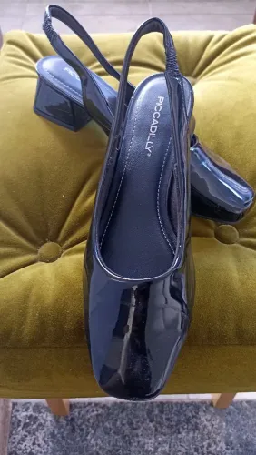 Sapato preto de verniz  bico quadrado salto baixo