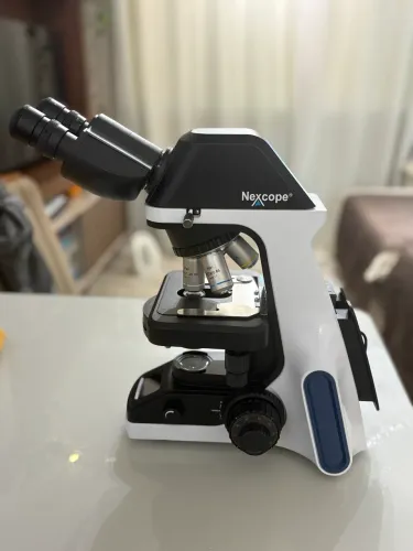 Microscópio NEXCOPE NE300