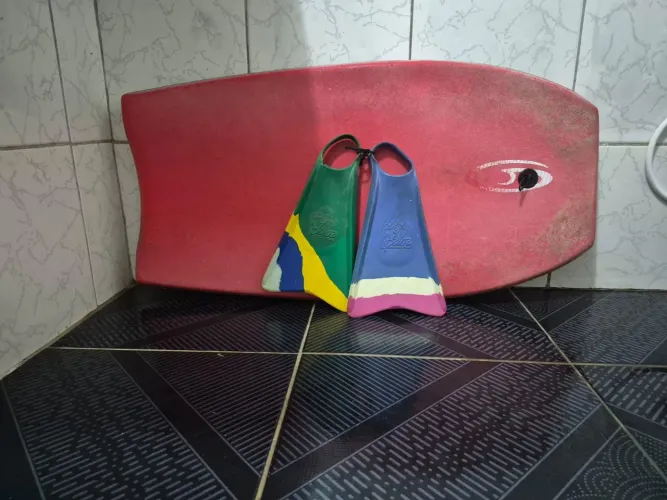 Kit. Bodyboarder e pe de pato