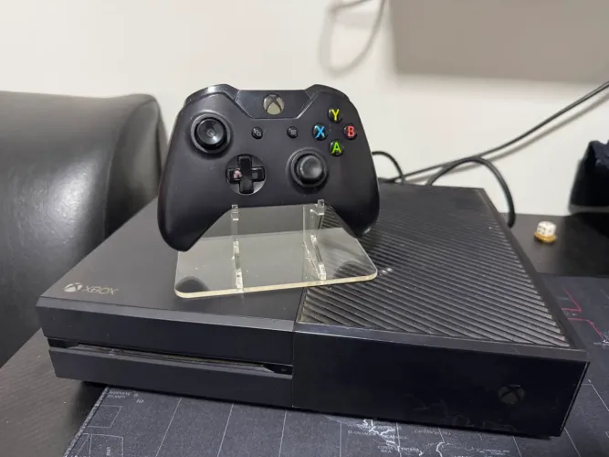 Xbox One 1TB - entrada para cd + um controle
