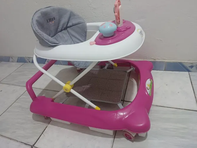 Andaja menina com regulagem de altura e roda de silicone com freio.