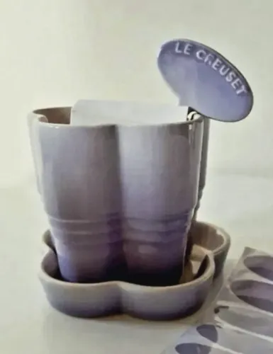 Vaso Flor Lilás Com Prato e Marcador Le Creuset