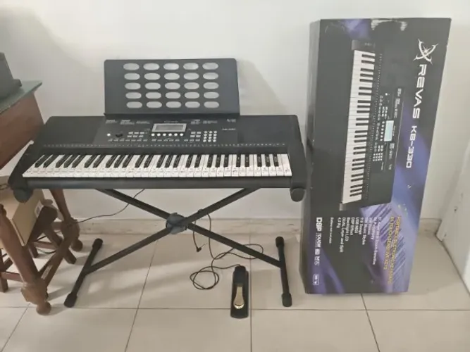 Teclado Roland Revas KB-330 61 Teclas - Completo c/ Suporte, Pedal e Caixa Original
