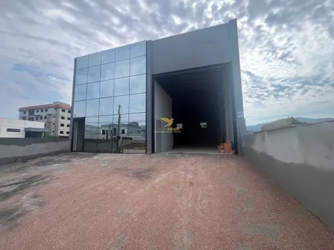 Galpão para locação em Tijucas/SC 330 m² com mezanino e escritório