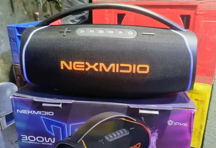 Caixa de som BOOMBOX NEXMIDIO 300W DA UM COURO EM JBL