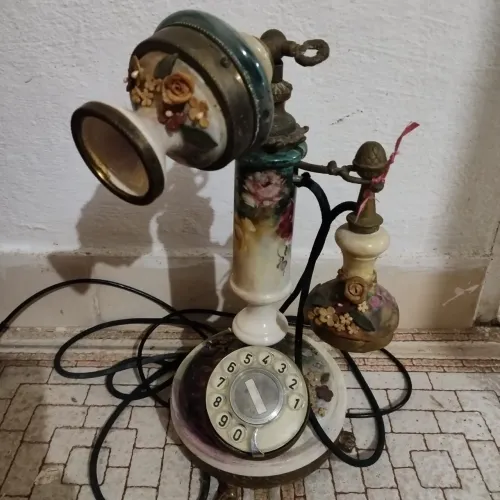 Telefone de coluna antigo decorado.