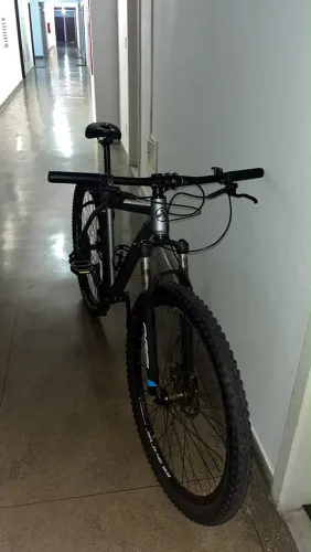 Bicicleta Absolute Aro : 29 Cor : cinza/preto Tam: 19