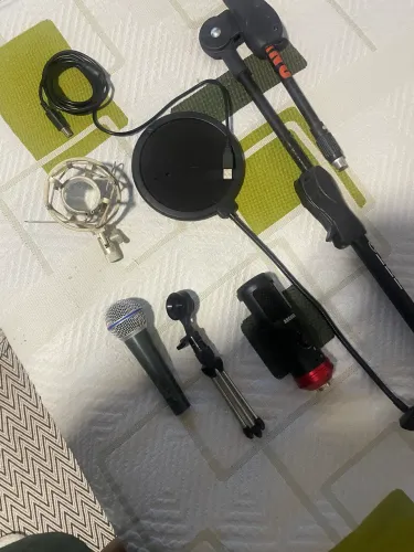 Kit microfone com dois microfones mais suportes