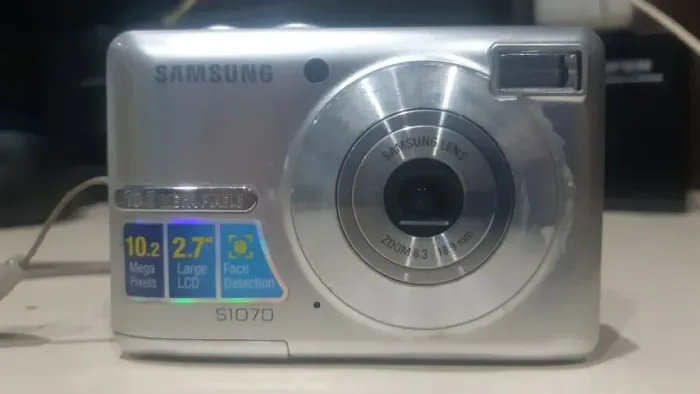Câmera digital Samsung S1070 prata. No estado
