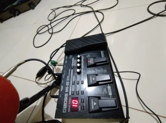 Guitarra MENPHIS e pedaleira BOSS ME25