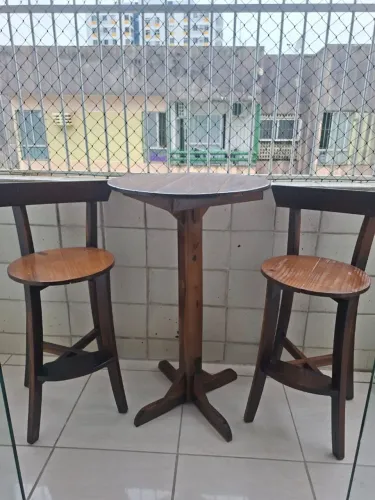 Mesa alta com duas banquetas