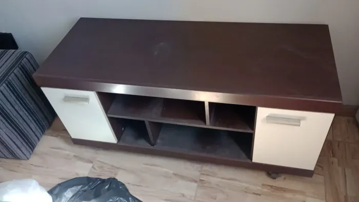 Rack de chão usado está empoeirado porque está no apartamento fechado. Mas é só limpar. 
