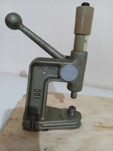 Balancinho de rebite e ilhos