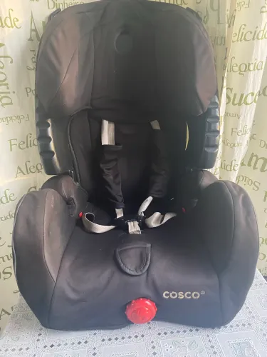 Cadeirinha infantil e brinquedos