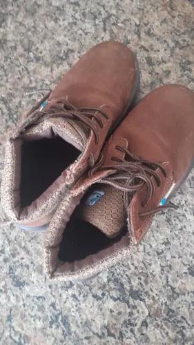 Bota nova,tamanho 36,vendo por 100$mas negociamos também.. 