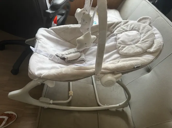 Cadeirinha de descanso para bebê com arco de brinquedos