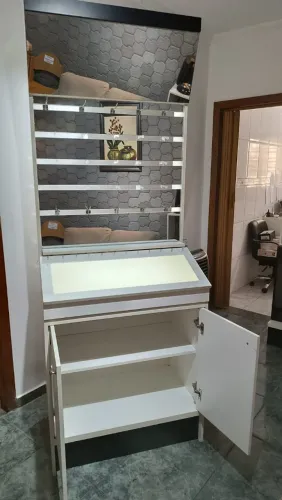 Expositor de acessórios espelhado com iluminação e deposito