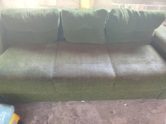 Sofá verde lodo usado