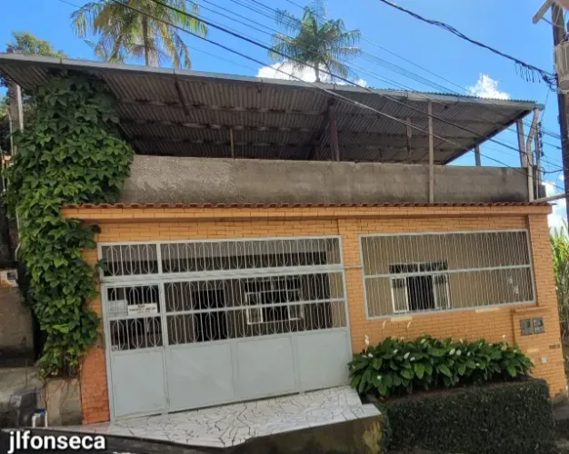 Casa com 2 quartos e garagem
