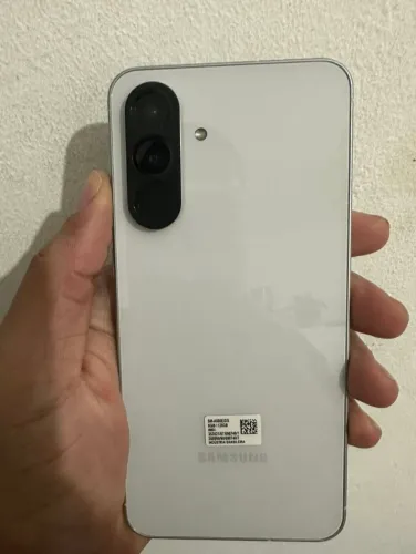 Troco meu Samsung A56 de 128 gb com 8 de RAM em iPhone 13 que esteja todo original.