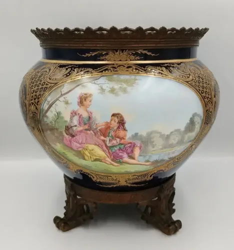 ANTIGUIDADE Cachepot Porcelana Sèvres pintura à mão com detalhes ouro alto relevo e bronze