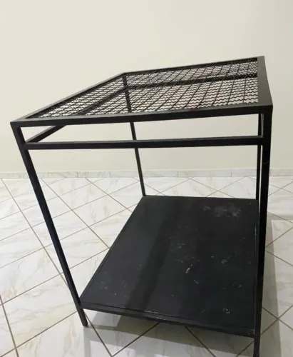 Mesa Bancada Expositora de Ferro com Tela Aramada