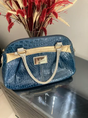 Bolsa em couro croc azul Laura Prado