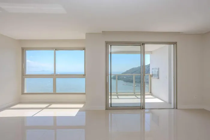 Apartamento Quadra Mar à venda, andar alto no Centro em Balneário Camboriú.