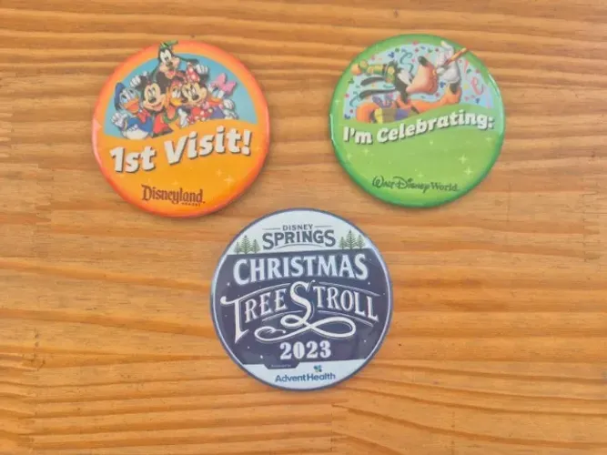 Kit 3 Bottons Oficiais Parques Disney. Modelos Diferentes