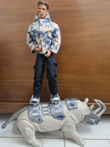 Kit Max Steel antigo - boneco + rinocerante para colecionar conforme fotos
