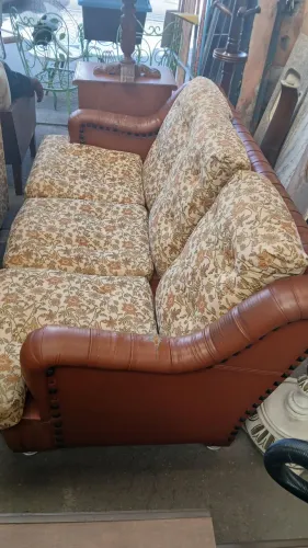 Sofa em couro com almofadadas soltas