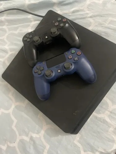PS4, 1Tb, com dois controles 1.650