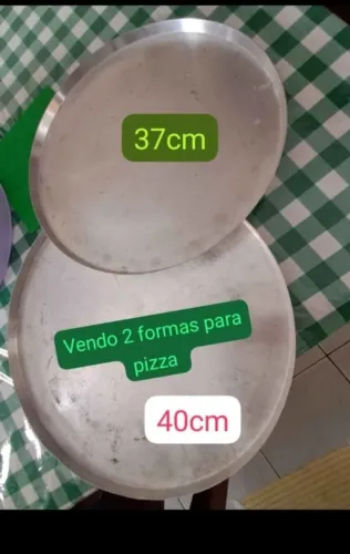 Vendo e formas pra fazer pizza 1 mede 37cm a outra mede 40cm