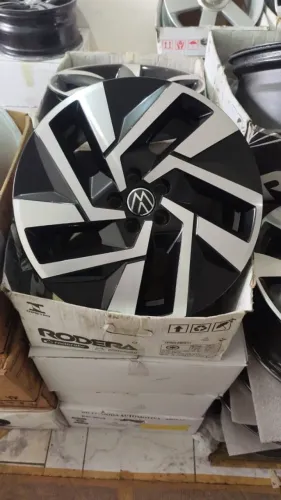 T Cross Aro 17 5x100 Preta brilhante diamantada Novas