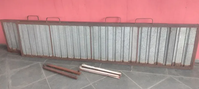Placas de ferro para segurança de comércio.