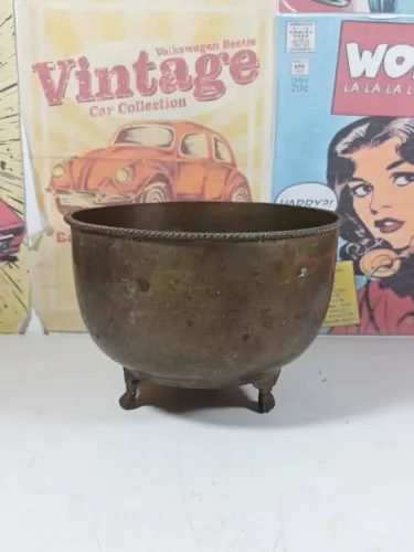Cachepo ou vaso de metal amarelo 