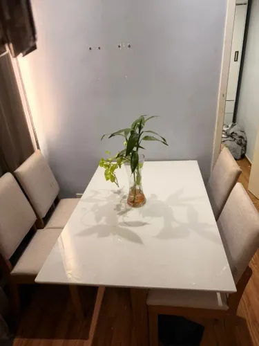 Vendo mesa usada com 4 cadeiras interessados chamem !!! No chat