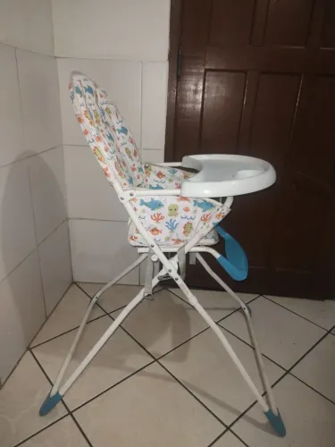 Carrinho de bebê e cadeirinha de alimentação infantil