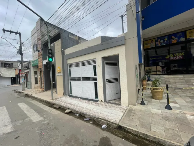 CASA EM PONTO COMERCIAL